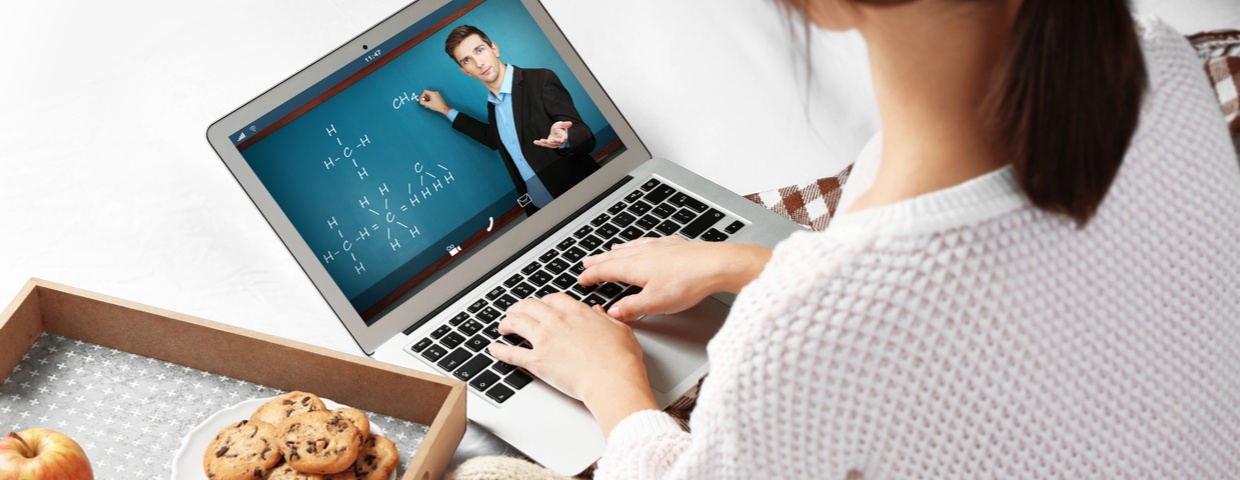 online student taking virtual high school class on laptop